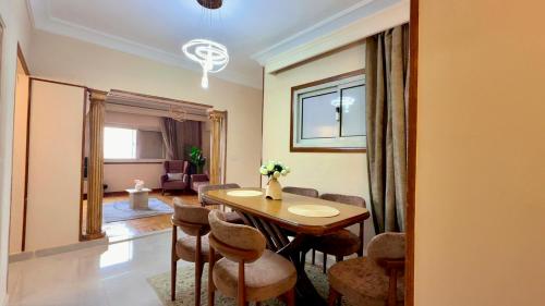 ein Esszimmer mit Tisch und Stühlen in der Unterkunft Golden mile - Downtown Cairo in Kairo