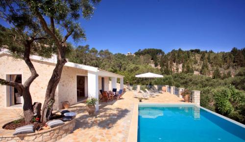 Bazén v ubytování Monodendri Blue nebo v jeho okolí