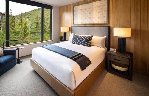 Giường trong phòng chung tại The Sylvan Lodge at Snake River Sporting Club