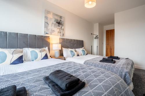 Postel nebo postele na pokoji v ubytování Leeds City Stay on the River - Sleeps 10 - Central