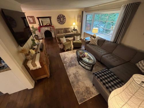 an overhead view of a living room with a couch at Vintage Pines Guest House in Niagara on the Lake