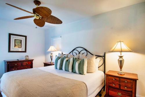 een slaapkamer met een bed met een plafondventilator bij 2BR Siesta Key Downtown Condo Walk Everywhere in Bailey Hall