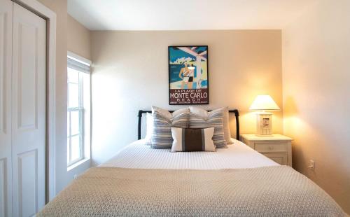 een slaapkamer met een bed en een raam bij 2BR Siesta Key Downtown Condo Walk Everywhere in Bailey Hall