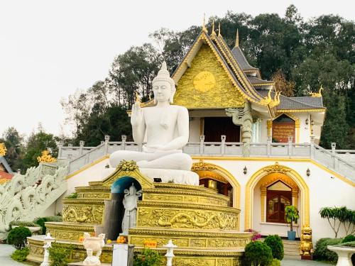 Flamingos Hải Tiến -view biển في Gò Ba Quần: تمثال أبيض كبير يجلس أمام مبنى