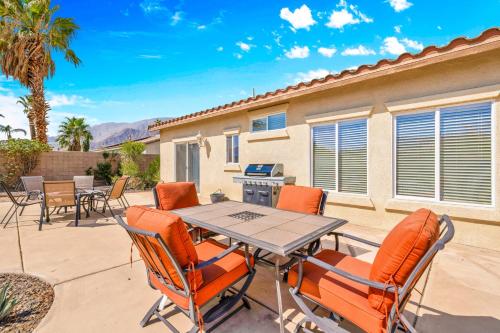 パーム・スプリングスにあるVista-Verdeのテーブルと椅子とグリルのあるパティオ