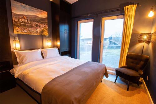 una camera da letto con un letto grande e una finestra di Off-Site Stay 