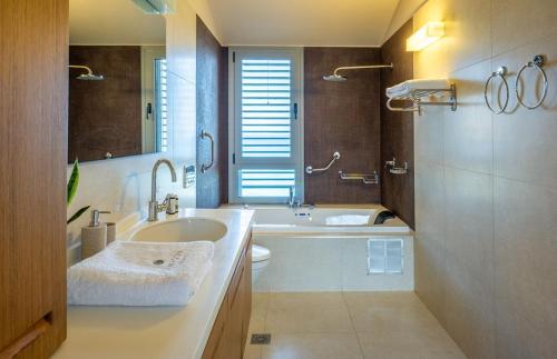 Et badeværelse på Mirabello Bay House