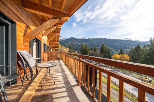 O vedere generală la munți sau o vedere la munte luată de la acest chalet