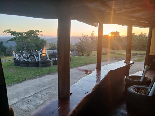 Louis at Magwa Falls في Lusikisiki: منظر من شرفة منزل مشتعل فيه نار