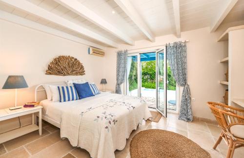 En eller flere senge i et værelse på Myrtle Cottage