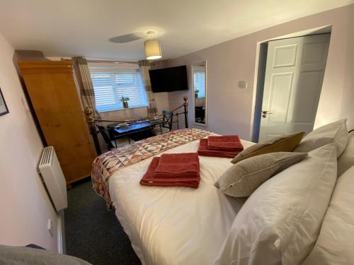 Cygnet Studio في Dingestow: غرفة نوم بها سرير عليه منشفتان