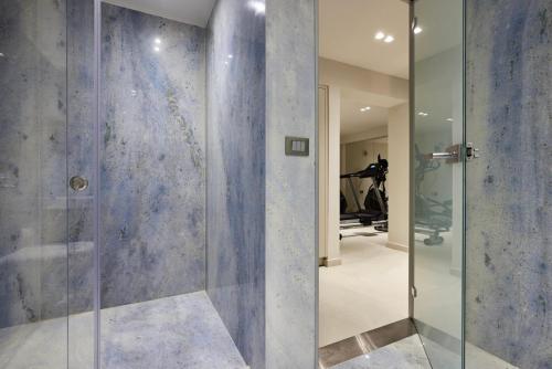 una doccia con una porta in vetro in un bagno di Melitina a Sitia