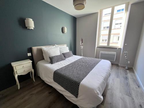 een slaapkamer met een groot bed en een raam bij Le Clos de Manon in Carcassonne