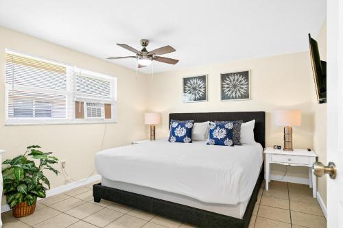 een slaapkamer met een bed en een plafondventilator bij Sun Baker II South in Anna Maria Island