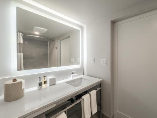 Koupelna v ubytování Coast Nisku Inn & Conference Centre