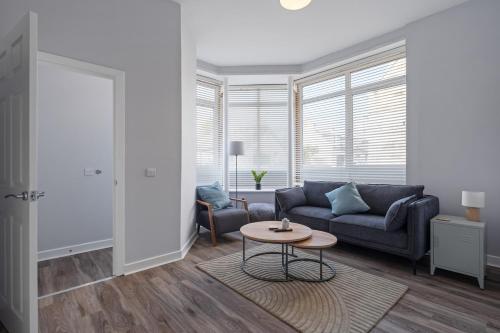 a living room with a couch and a table at Charming 2 bed in Aberchirder in Aberchirder