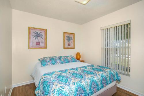 a bedroom with a bed and a window at Van Ness Poolhome - Lake access 2mi in Hernando