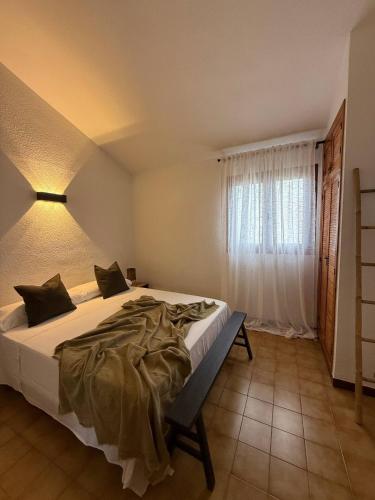 Un dormitorio con una cama grande y una ventana. en Casa Mediterránea Gran Alacant, en Gran Alacant