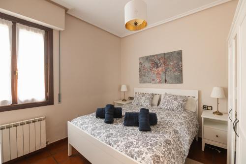 En eller flere senge i et værelse på Chalet relax con piscina en La Rioja