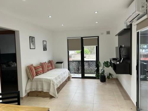 Siempre Verde في تانديل: غرفة نوم عليها سرير ومخدات حمراء