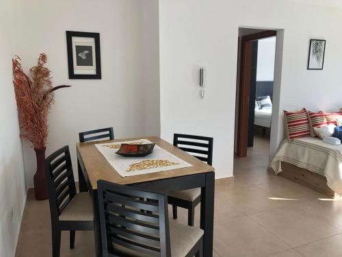 Siempre Verde في تانديل: غرفة طعام مع طاولة وكراسي وغرفة نوم