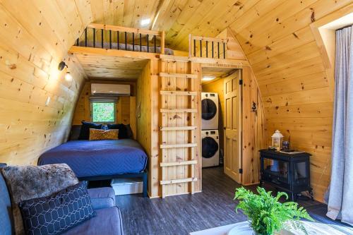 een slaapkamer met een bed in een houten hut bij POD'Stress Nature et Tranquilité in Saint-Alexis-des-Monts