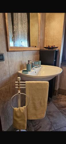 a bathroom with a sink and a white tub at Casa Mary in Domodossola