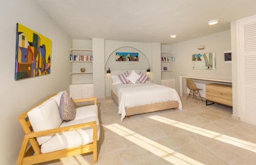 una camera da letto con un letto e una scrivania di The Stone House a Oziás