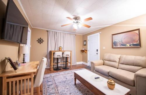 Afbeelding uit fotogalerij van Cozy Urban Home Extra Parking in Akron