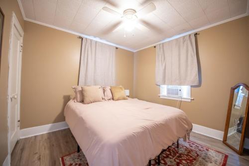 Afbeelding uit fotogalerij van Cozy Urban Home Extra Parking in Akron