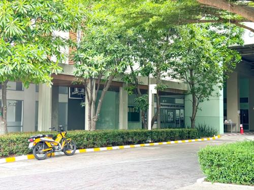 Катание на велосипеде по территории Lumpini Ville Naklua Select Resort Pool condo или окрестностям