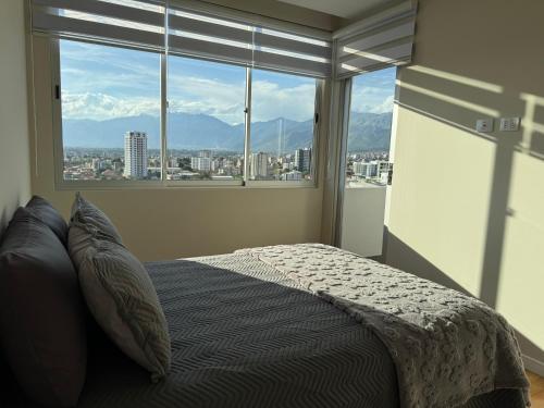une chambre avec un lit et une grande fenêtre dans l'établissement Luxury and Relax at 8432 ft, à Cochabamba