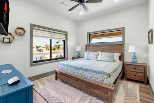 Giường trong phòng chung tại Oma's Haus at Arch Ray on the River