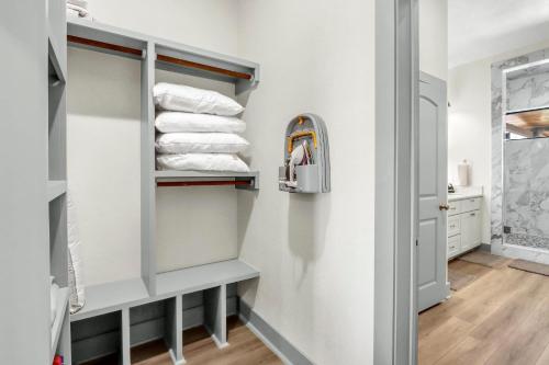 Phòng tắm tại Oma's Haus at Arch Ray on the River