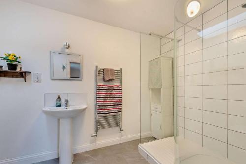 Et badeværelse på 6 Bed in Ludchurch oc-m29751