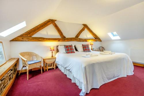 ein Schlafzimmer mit einem großen Bett, einem Tisch und Stühlen in der Unterkunft 2 Bed in Knighton oc-t29330 in Felindre