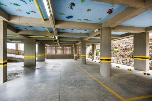 a room with a ceiling with fish painted on it at Terrazas Tayrona Travelers Apartamentos y Suites in Santa Marta