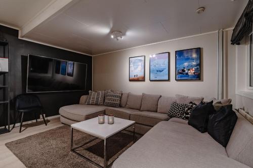 ロングイェールビーンにあるCozy Apartment Longyearのソファとテーブルのあるリビングルーム