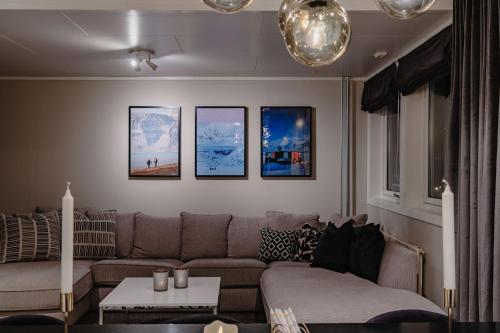 ロングイェールビーンにあるCozy Apartment Longyearのリビングルーム(ソファ付)