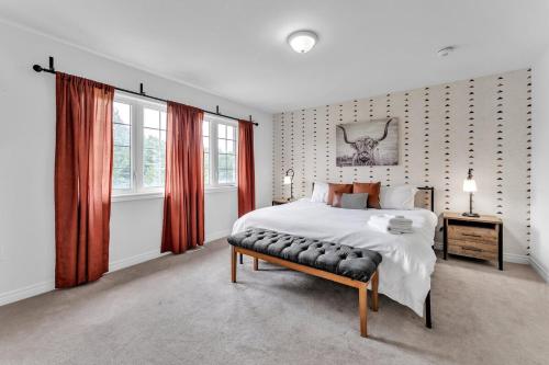 En eller flere senge i et værelse på Spacious & New Prince Edward County Villa