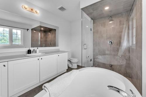 Et badeværelse på Spacious & New Prince Edward County Villa