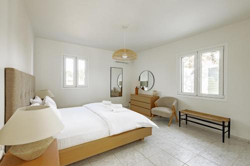 En eller flere senge i et værelse på Villa Boa By Milos Concierge