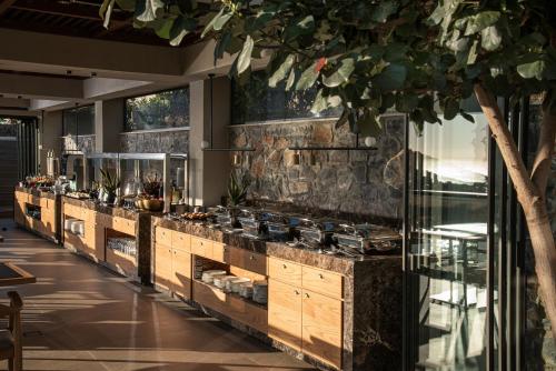 Happy Cretan Suites في أغيا بيلاغيا: مطبخ به صف من أسطح العمل