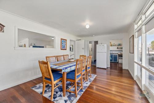 una cucina e una sala da pranzo con tavolo e sedie di Lano Beach Shack a Lancelin