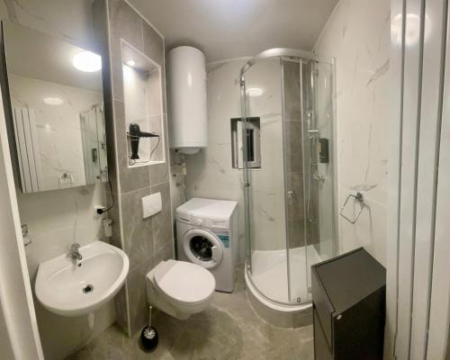 a bathroom with a toilet sink and a shower at Trojaner in Oberort