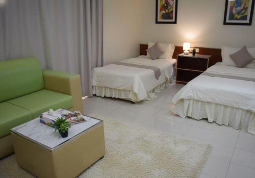 Postel nebo postele na pokoji v ubytování Al-Bayraha Hotel Apartments