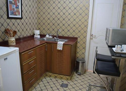 Kuchyň nebo kuchyňský kout v ubytování Al-Bayraha Hotel Apartments