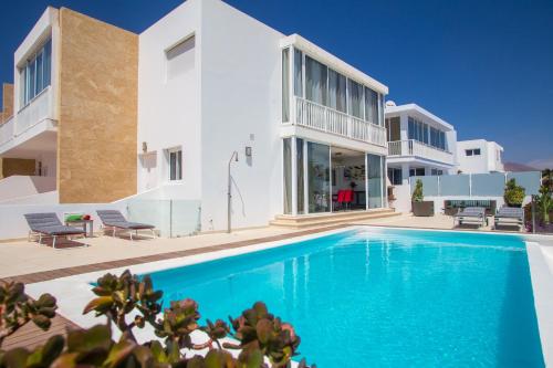 una imagen de una villa con piscina en Alexia Beach, en Playa Honda