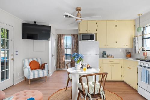 Η κουζίνα ή μικρή κουζίνα στο Cuvee Cottage Hot tub 290 Wine Trail