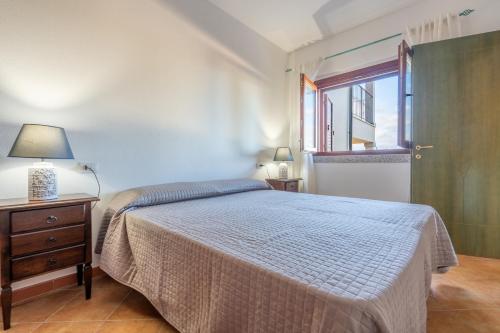 une chambre avec un lit et une fenêtre dans l'établissement GF Apartments Li Seddi, à Badesi